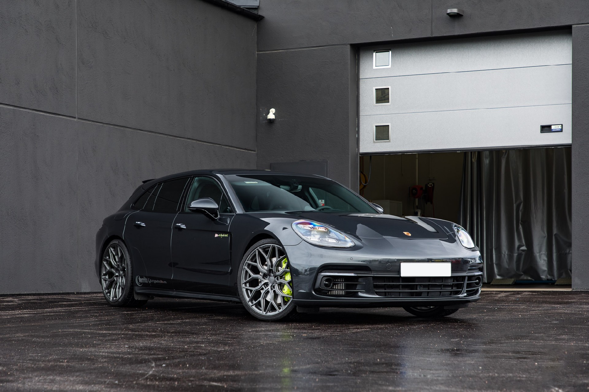 Porsche-Panamera-Sport-Turismo-on-Vossen-Hybrid-HF-2-Wheels-©-Vossen-Wheels-2018-1045.jpg